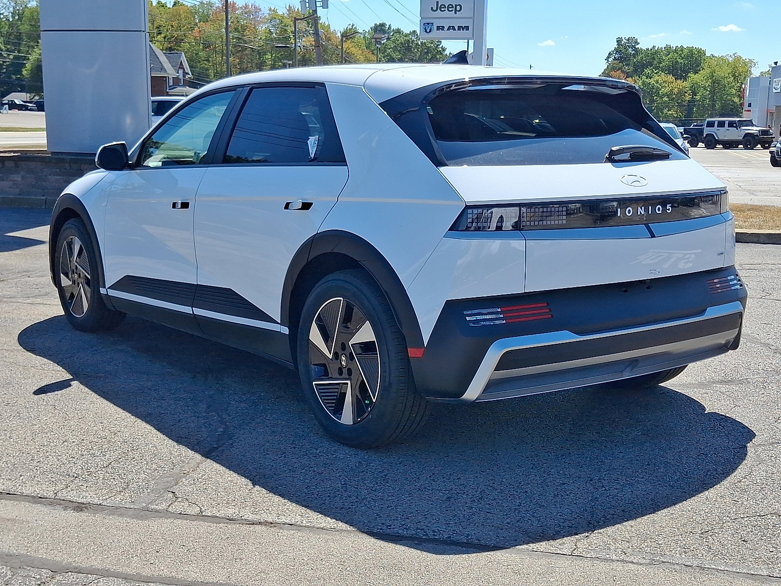 New 2025 Hyundai Ioniq 5 SE image 3