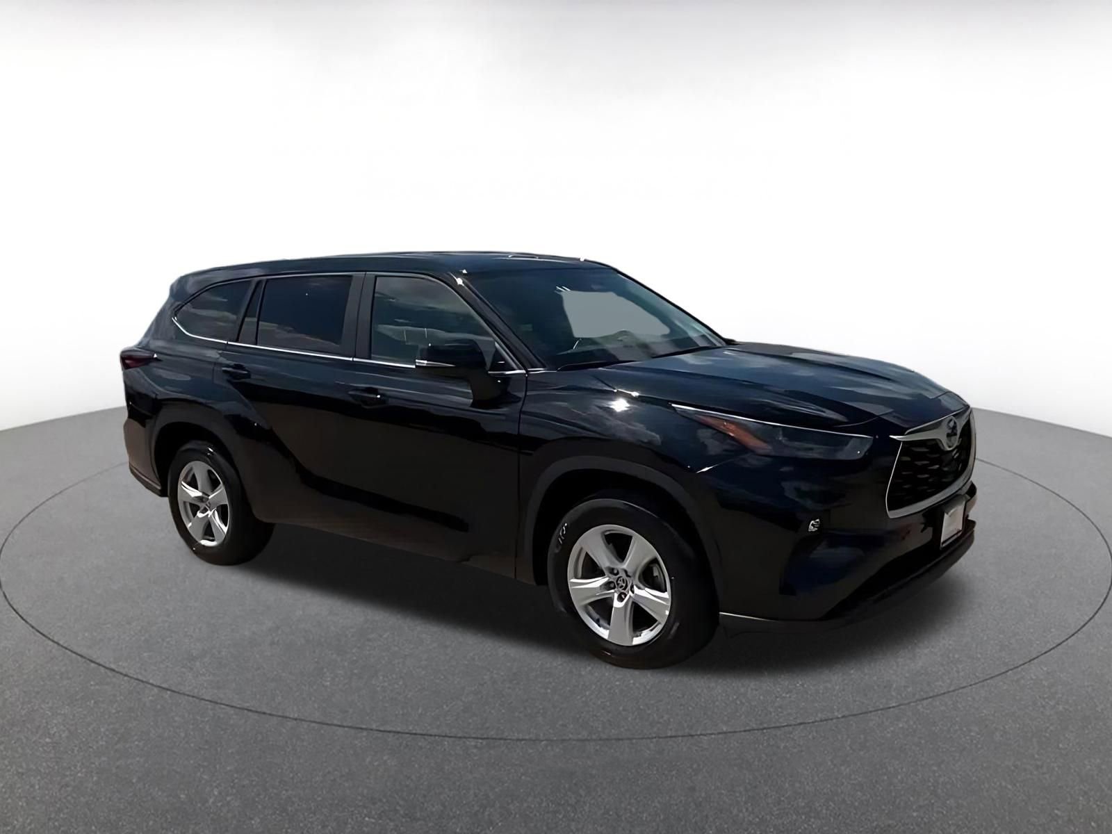 Used 2025 Toyota Highlander LE FWD image 2