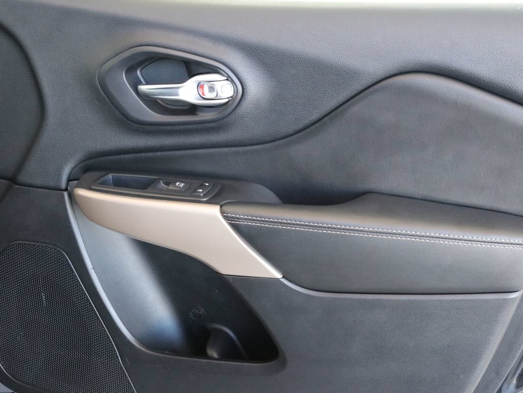 Used 2017 Jeep Cherokee Limited AWD/4WD image 36