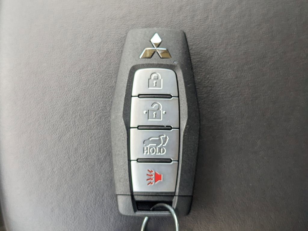 New 2025 Mitsubishi Outlander SE image 32