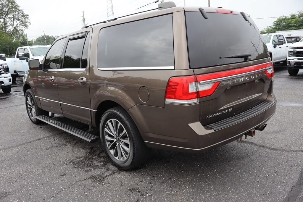 Used 2017 Lincoln Navigator L Select AWD/4WD image 3