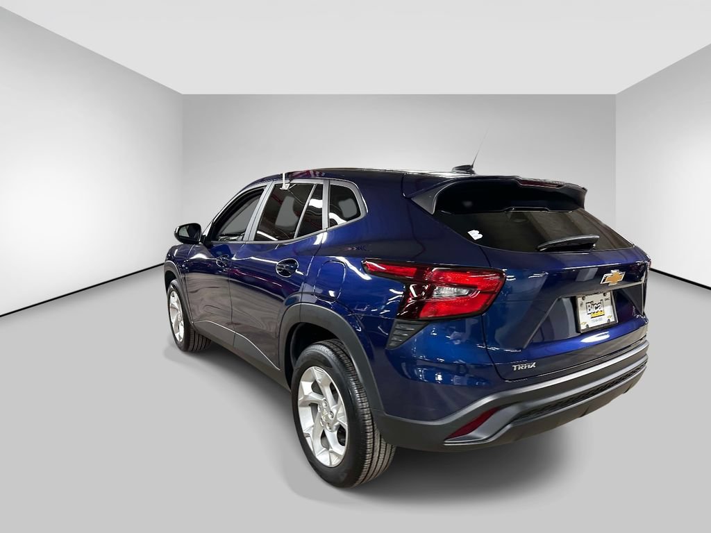 Used 2024 Chevrolet Trax LS w/ LS Convenience Package FWD image 6