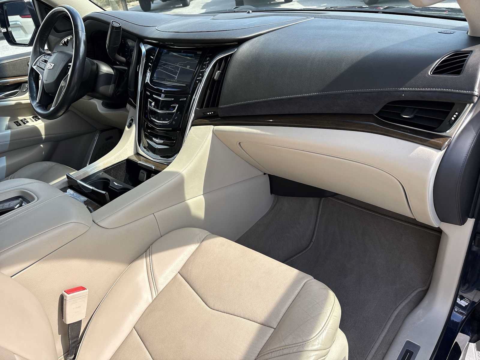Used 2019 Cadillac Escalade ESV Luxury AWD/4WD image 30