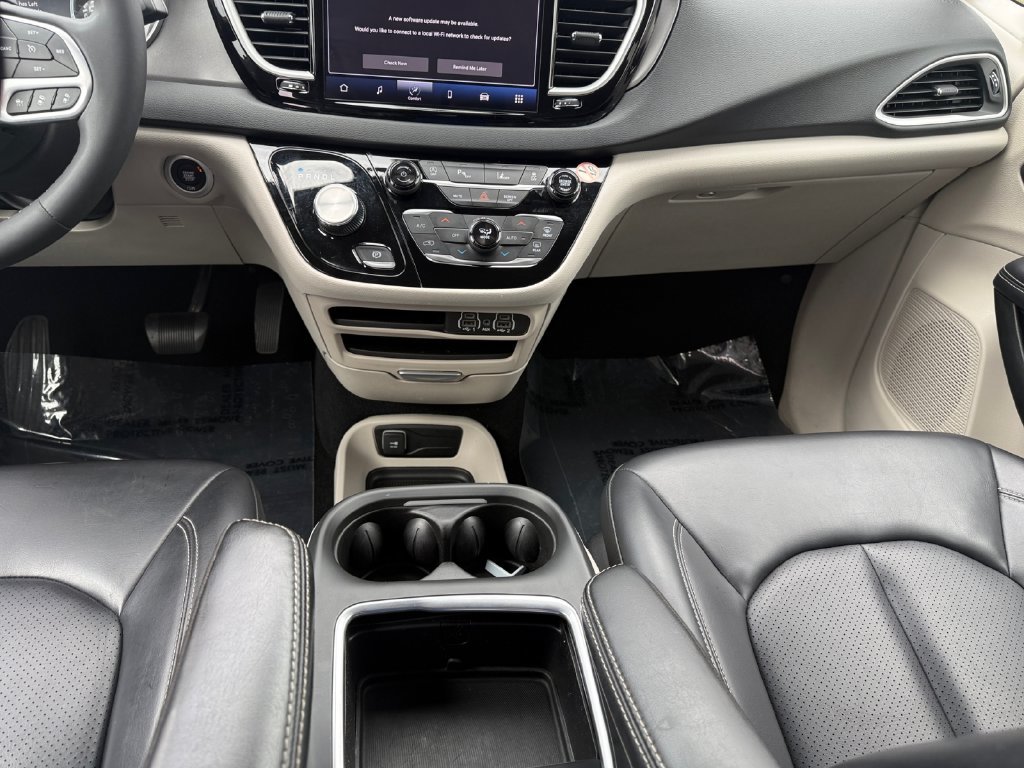 Used 2023 Chrysler Pacifica Touring-L FWD image 11