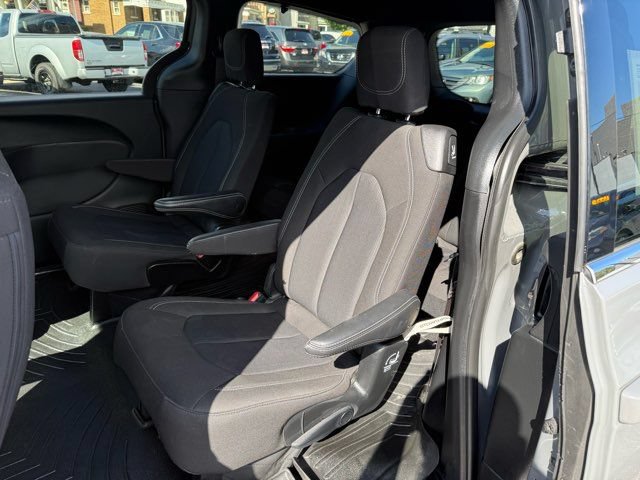 Used 2023 Chrysler Pacifica Touring FWD image 11