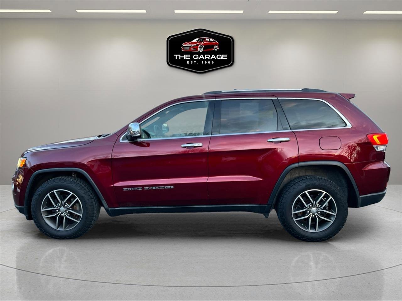 Used 2018 Jeep Grand Cherokee Limited AWD/4WD image 2