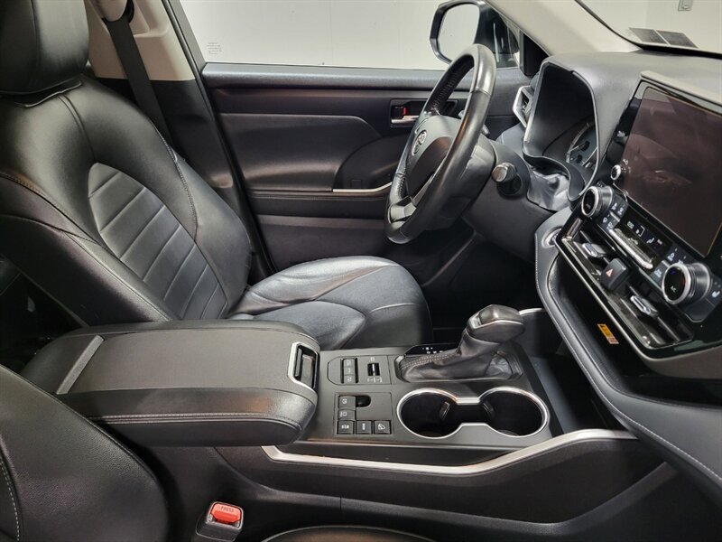 Used 2024 Toyota Highlander XLE AWD/4WD image 47