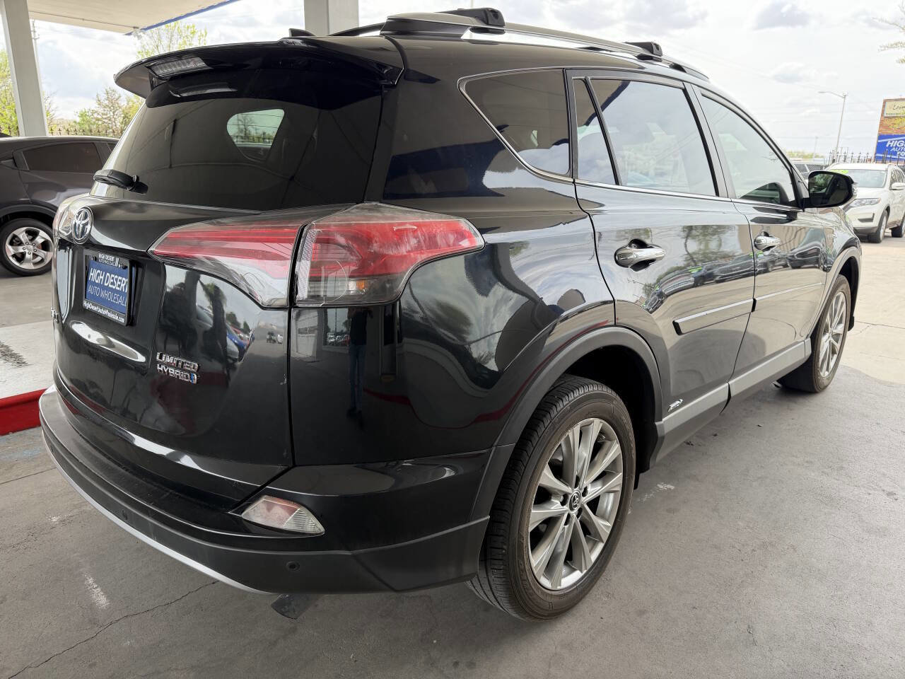 Used 2018 Toyota RAV4 Limited w/ Advanced Technology Package image 5