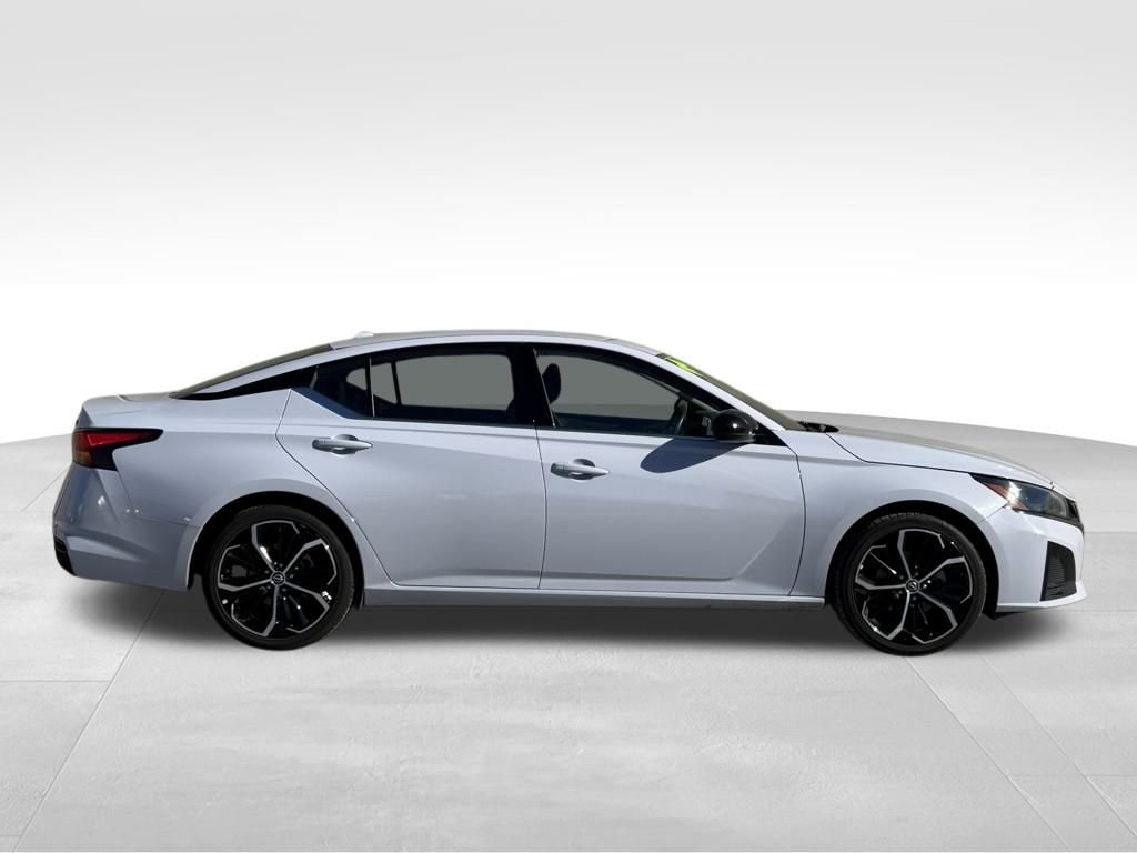 Used 2024 Nissan Altima 2.5 SR image 2