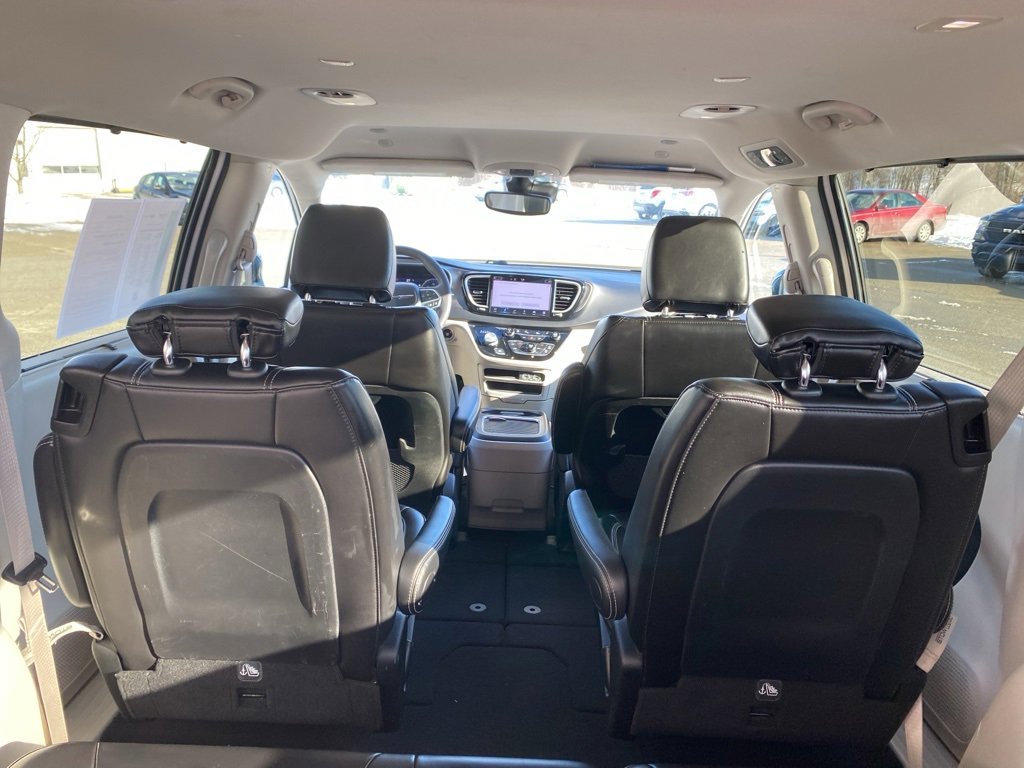 Used 2024 Chrysler Pacifica Touring-L image 21