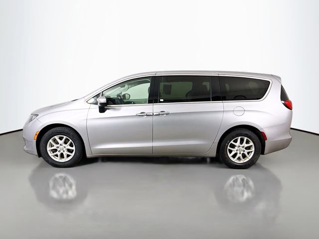 Used 2017 Chrysler Pacifica Touring image 4
