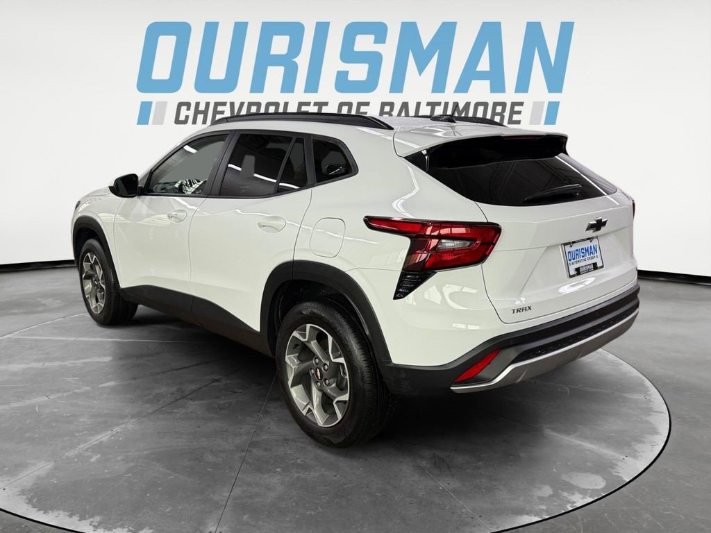 Certified 2025 Chevrolet Trax LT w/ Driver Confidence Package FWD image 4