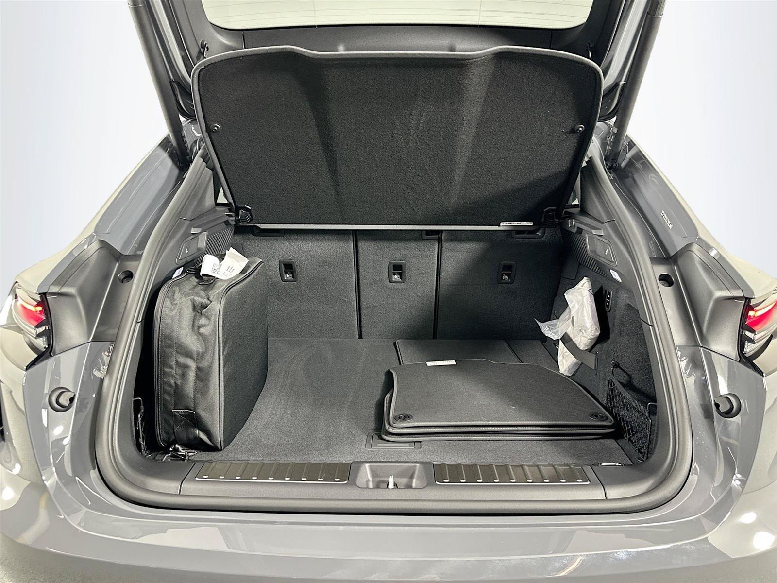 Certified 2025 Porsche Macan Turbo Electric AWD/4WD image 39