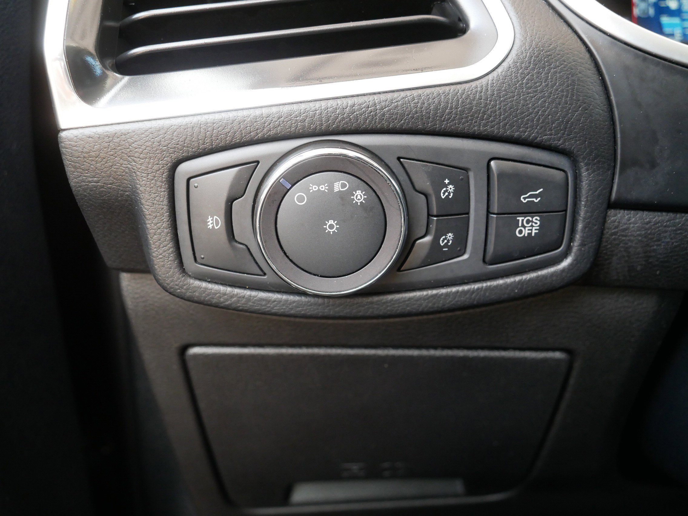 Used 2019 Ford Edge Titanium w/ Equipment Group 301A AWD/4WD image 26