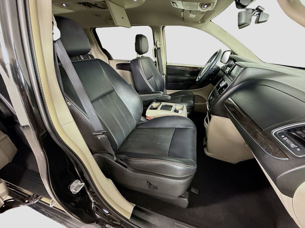 Used 2014 Chrysler Town & Country Touring-L w/ Driver Convenience Group FWD image 20