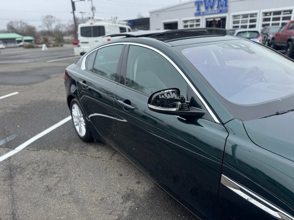 Used 2017 Jaguar XE Premium image 10