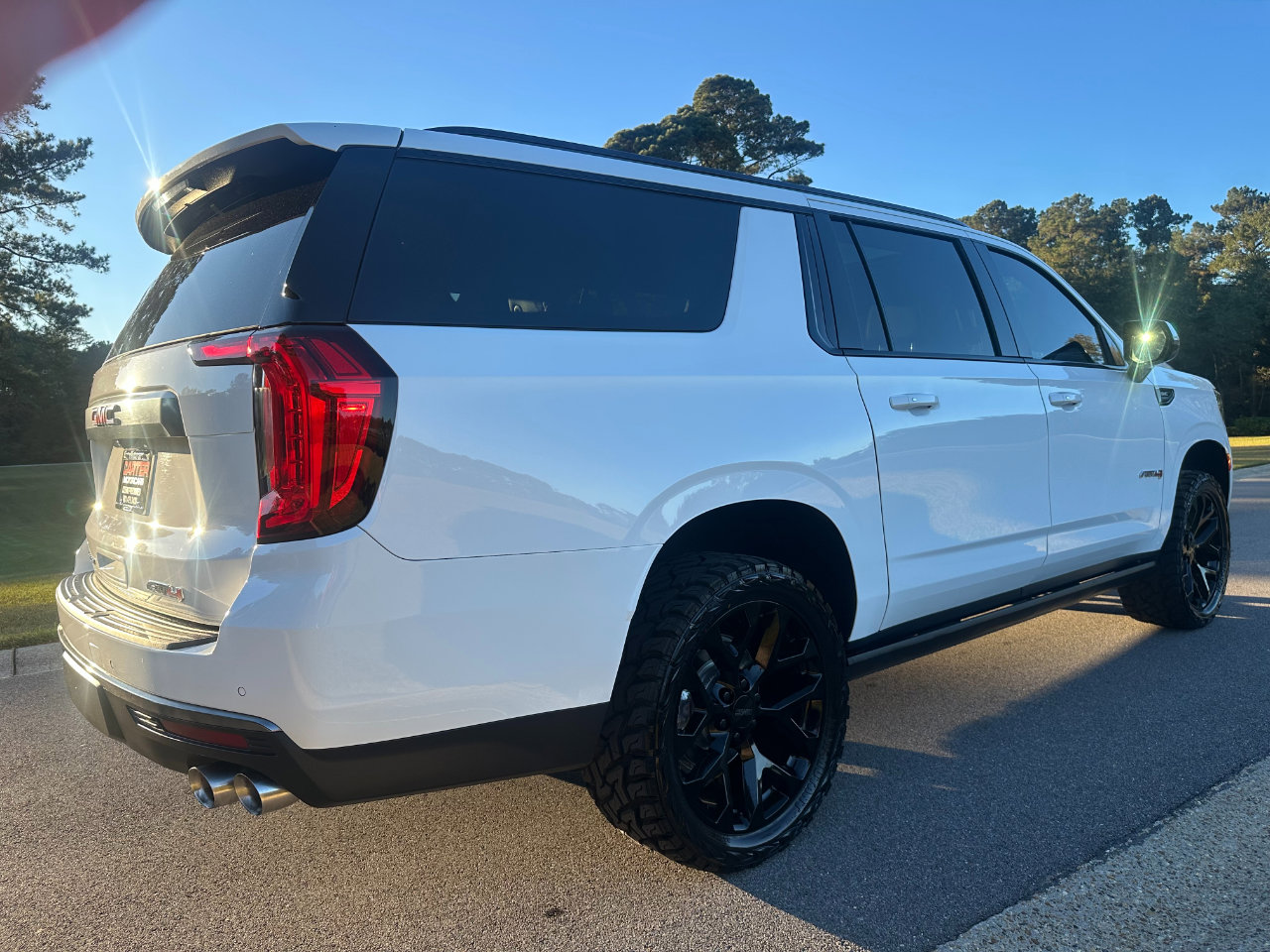 Used 2022 GMC Yukon XL AT4 image 5