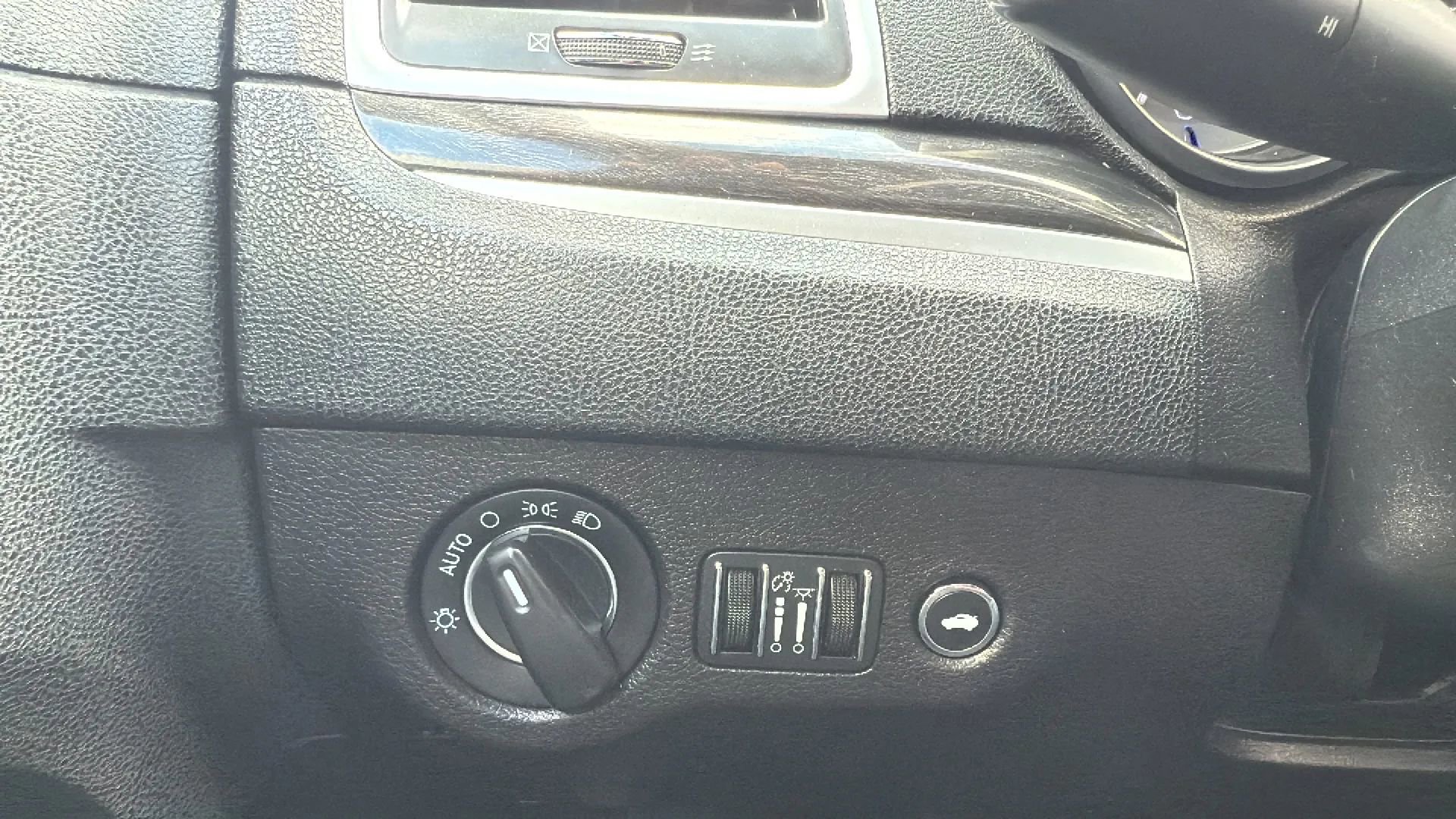 Used 2019 Chrysler 300 Touring w/ Chrome Appearance Package image 14