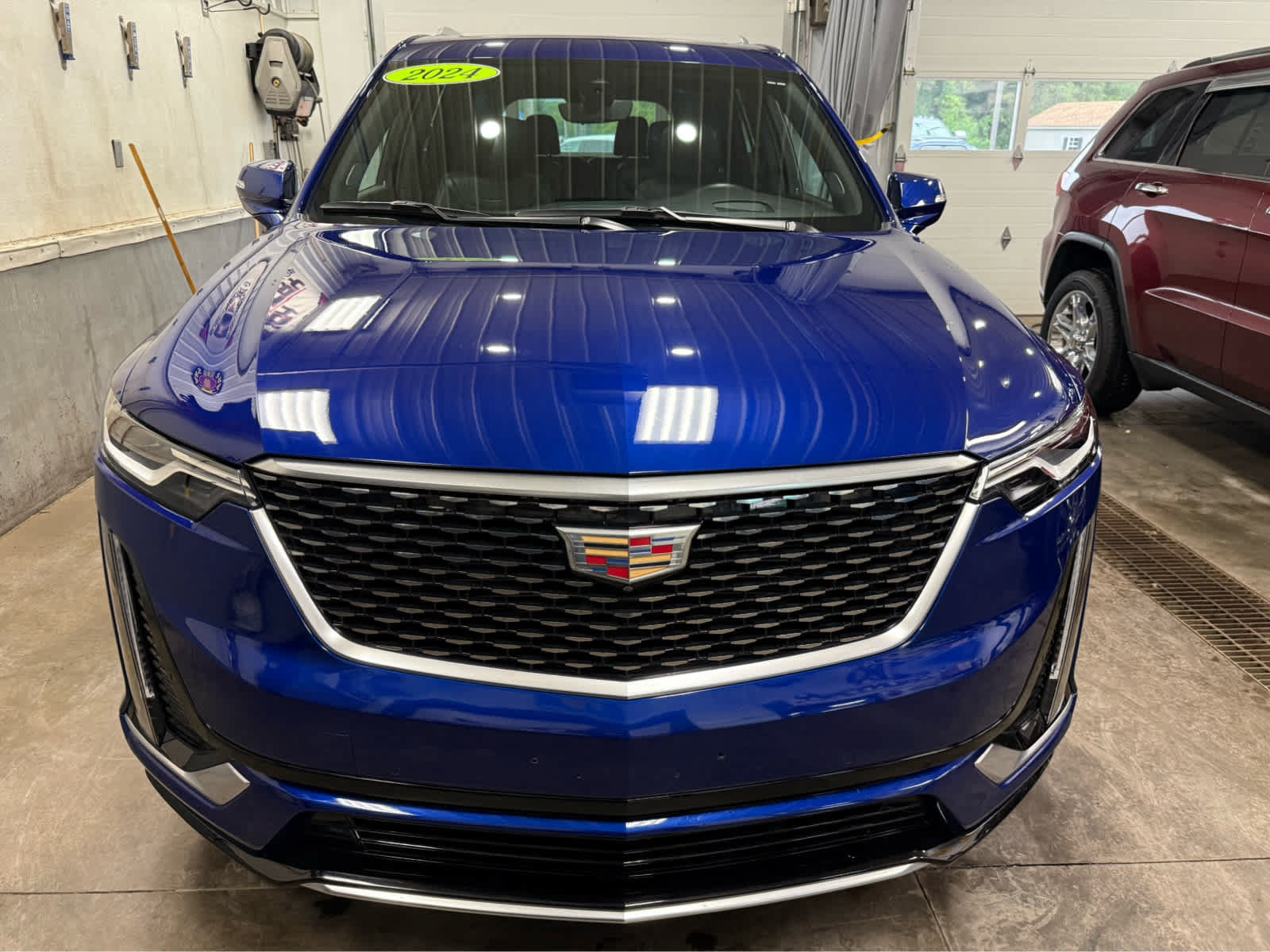 Used 2024 Cadillac XT6 Premium Luxury w/ Technology Package AWD/4WD image 2