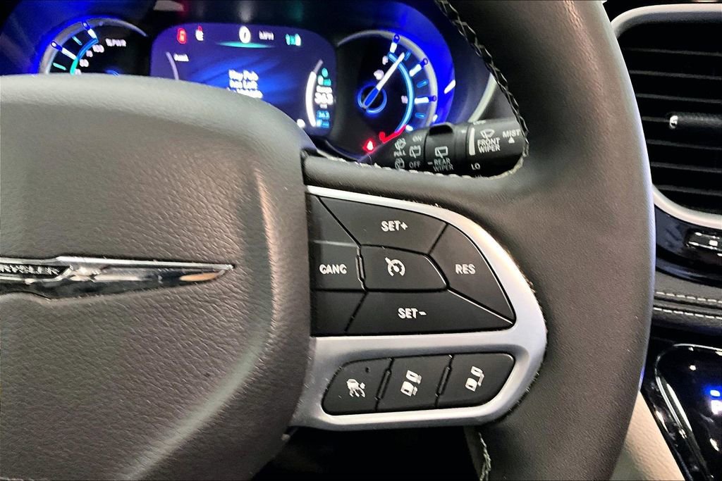 Used 2024 Chrysler Pacifica Select image 12