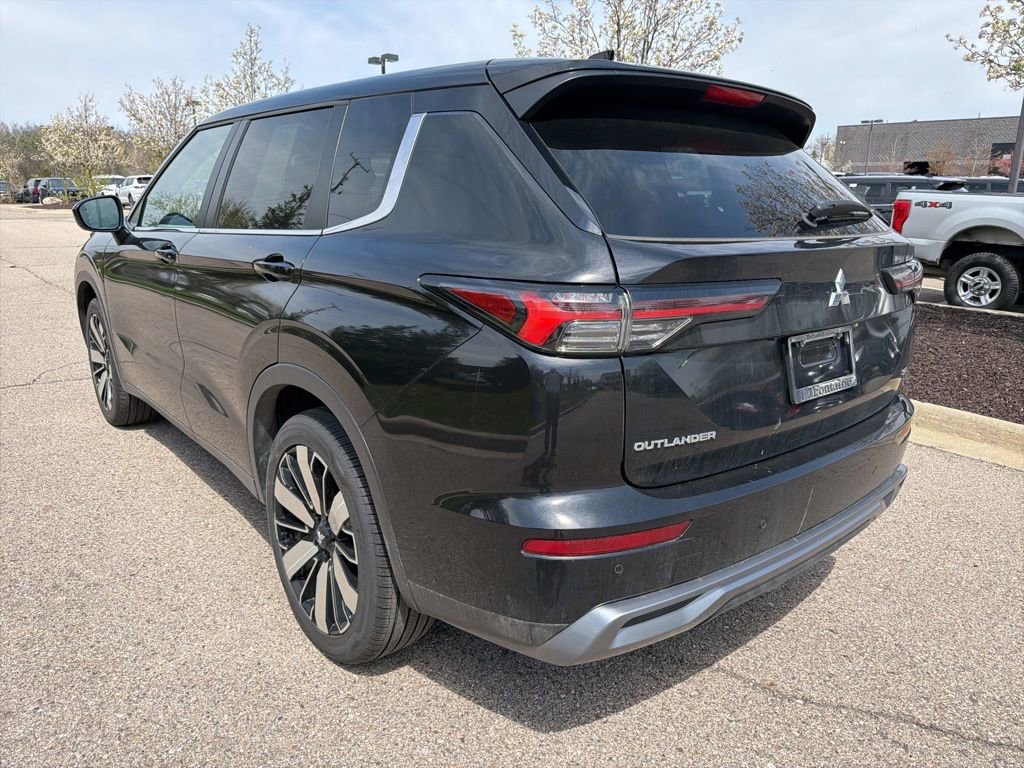 Used 2025 Mitsubishi Outlander SE AWD/4WD image 3