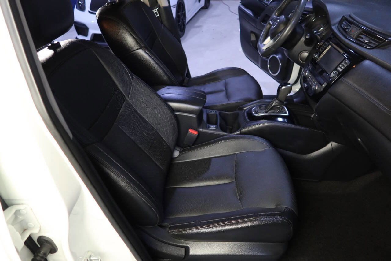 Used 2017 Nissan Rogue SL w/ SL Premium Package image 12