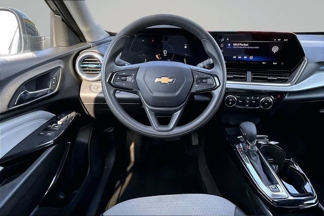 Used 2025 Chevrolet Trax LT FWD image 8