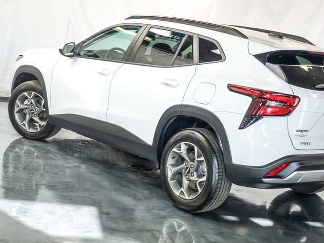 Used 2025 Chevrolet Trax LT w/ LT Convenience Package FWD image 11