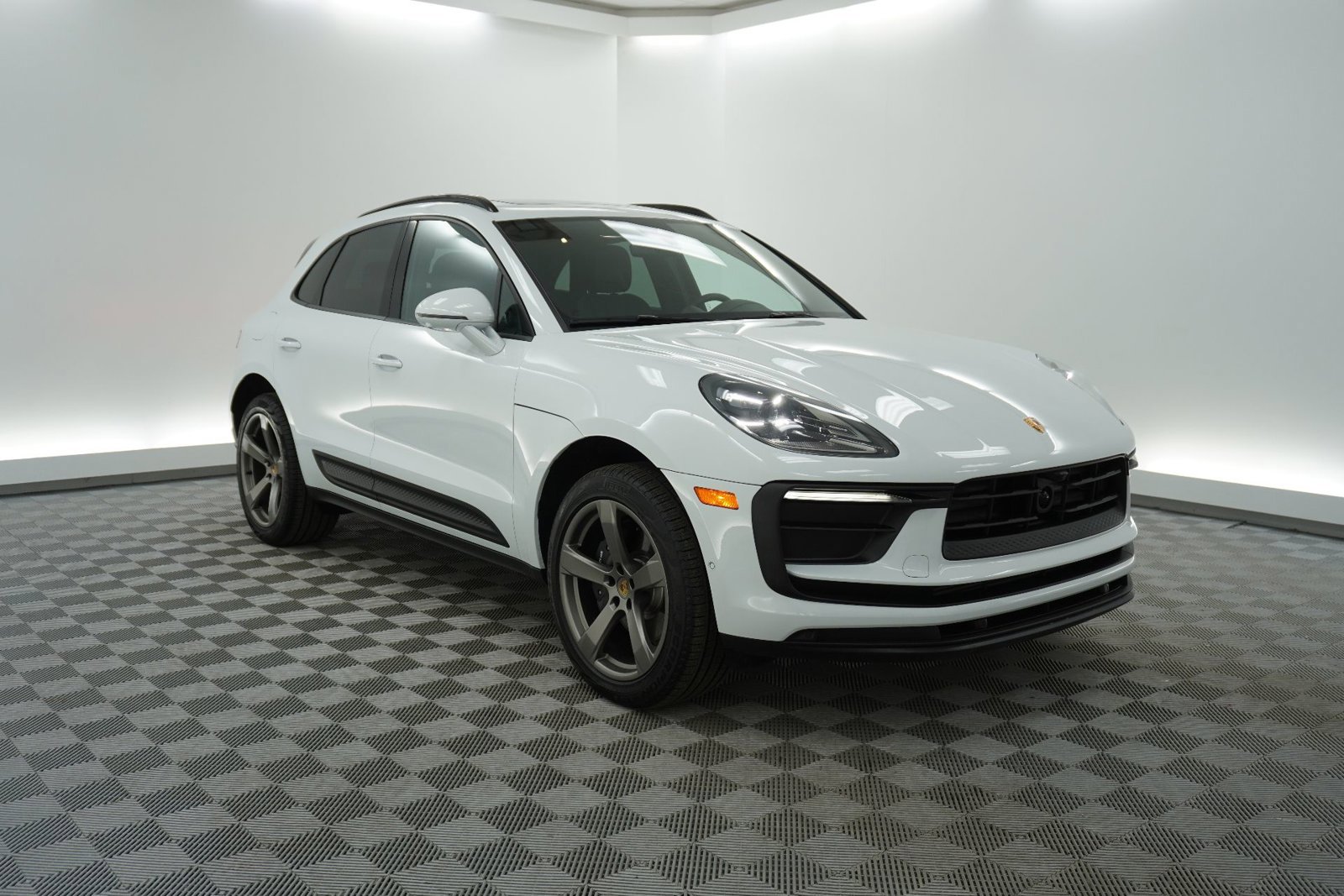 Certified 2025 Porsche Macan AWD/4WD image 9