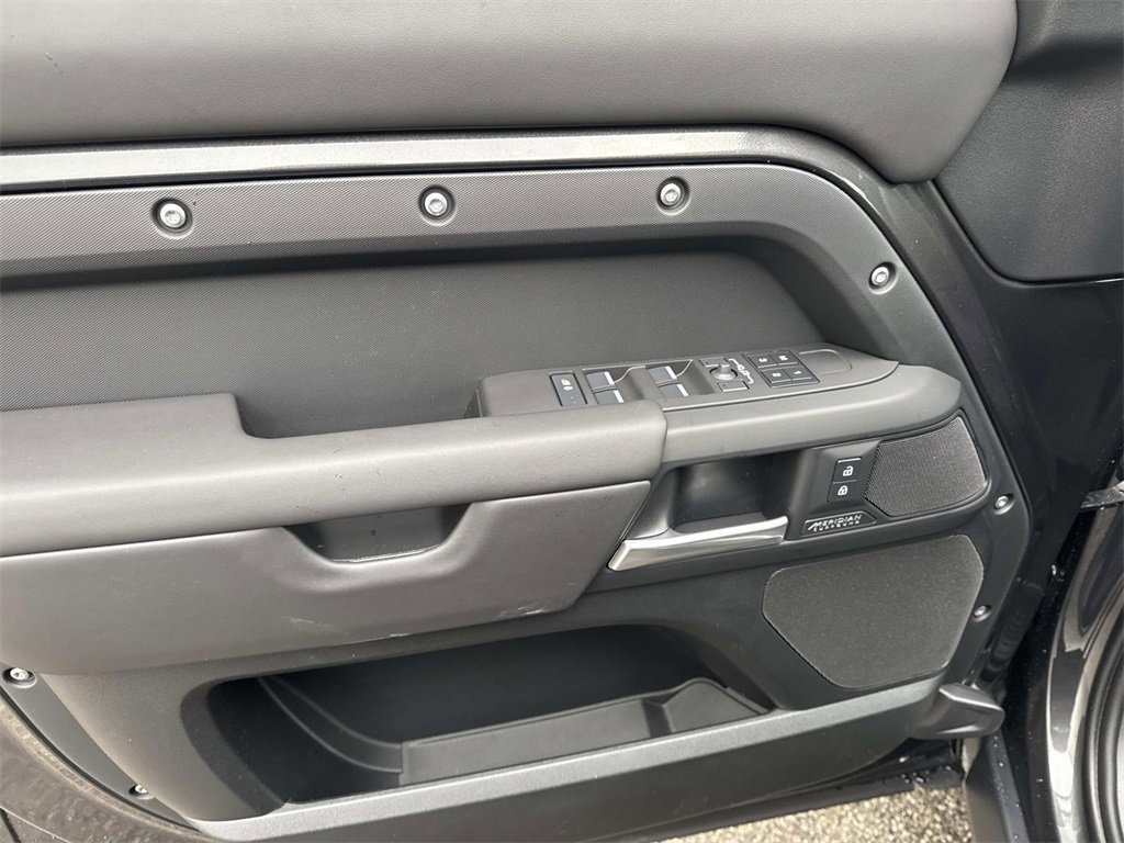 New 2026 Land Rover Defender 110 X-Dynamic SE image 18