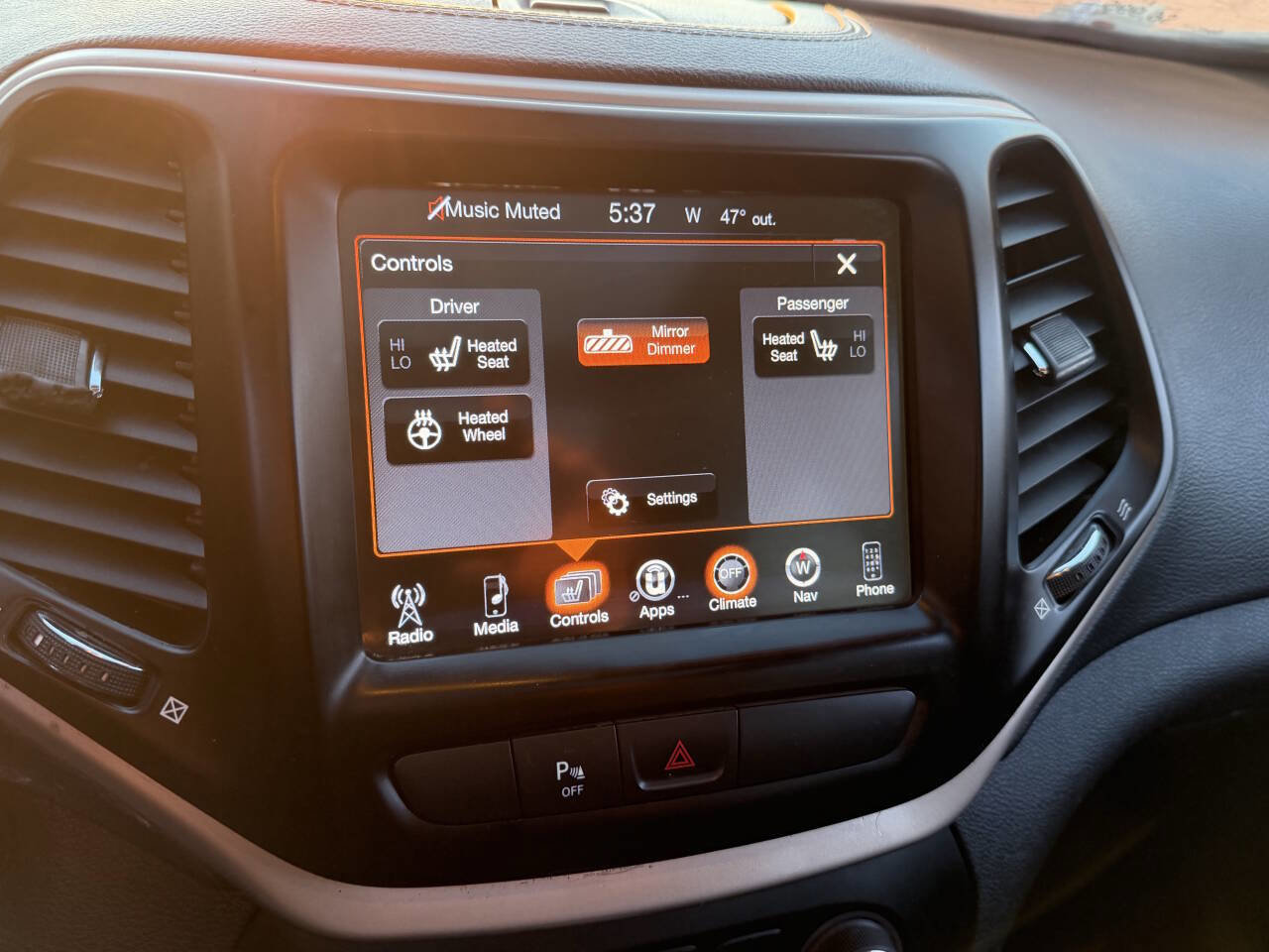 Used 2017 Jeep Cherokee Latitude w/ Comfort/Convenience Group image 20