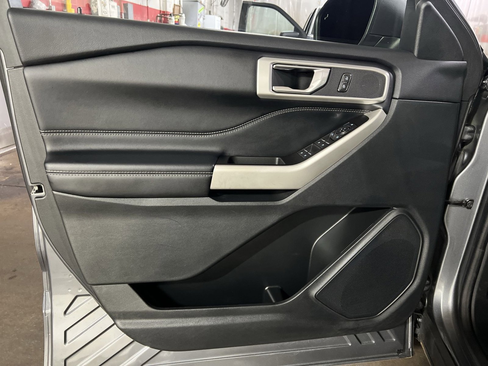 Used 2022 Ford Explorer XLT w/ Equipment Group 202A image 14