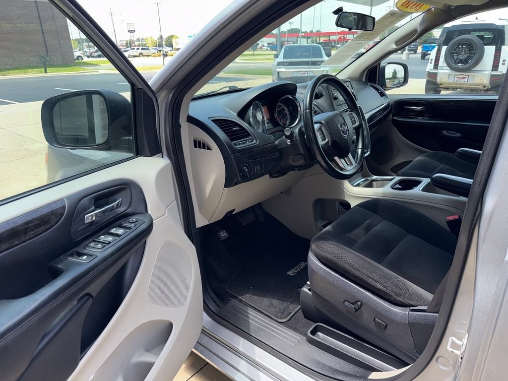 Used 2016 Dodge Grand Caravan SXT w/ Rear Park Assist Package FWD image 13