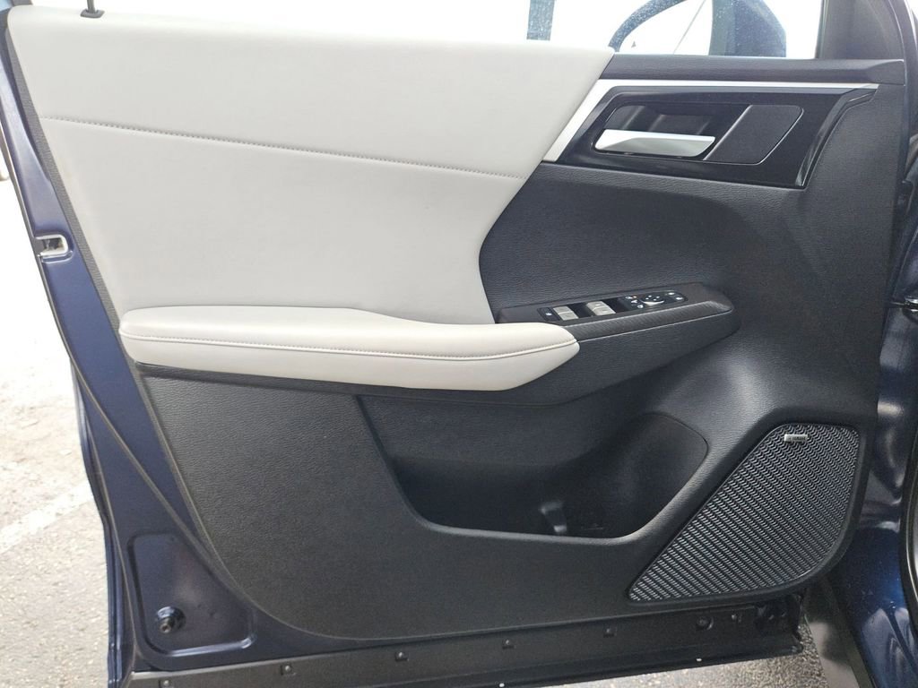 Used 2025 Mitsubishi Outlander SE FWD image 14