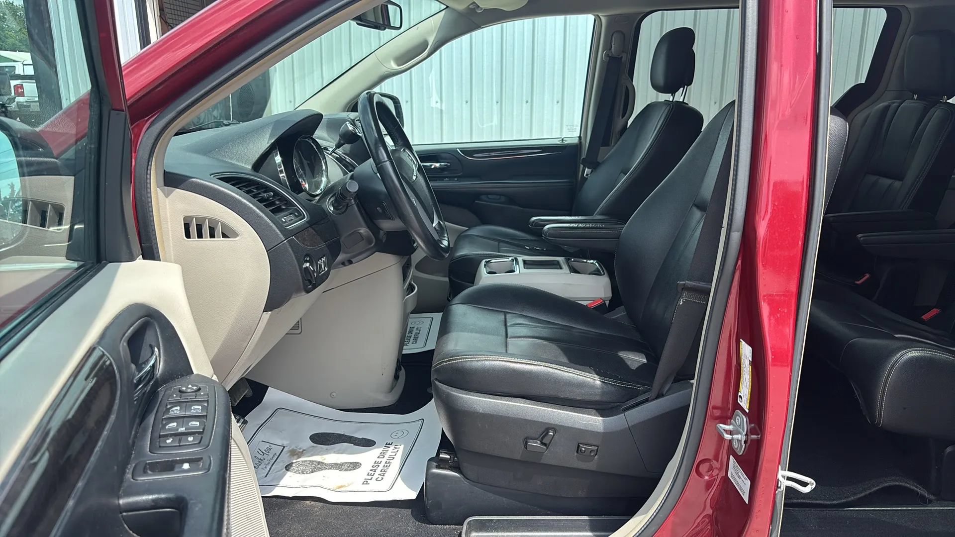 Used 2016 Chrysler Town & Country Touring w/ Driver Convenience Group FWD image 18