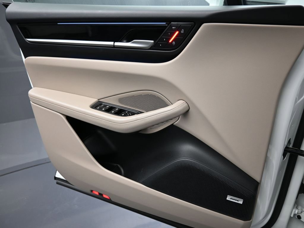 Certified 2025 Porsche Macan Electric image 8