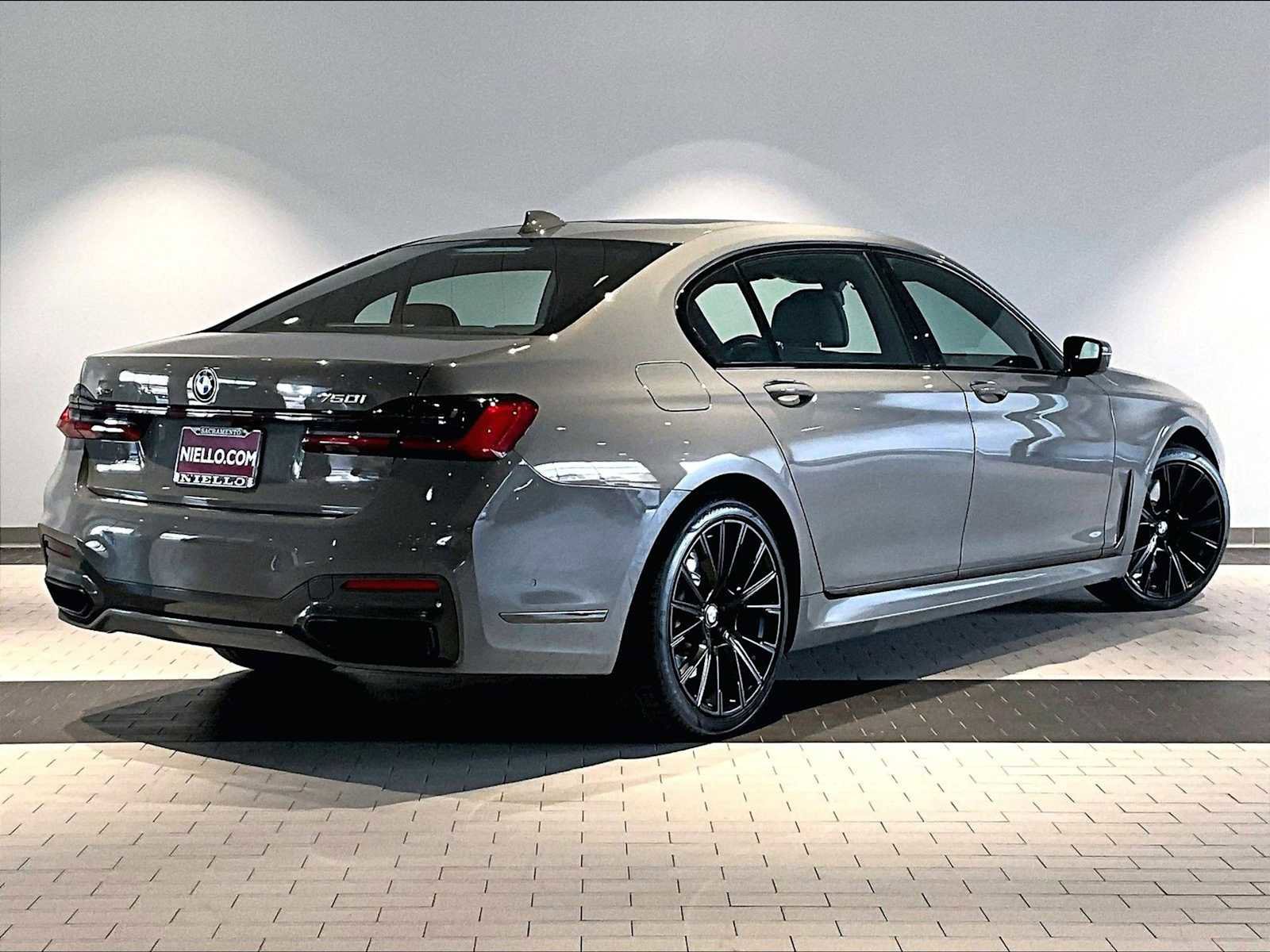 Used 2022 BMW 750i xDrive w/ M Sport Package image 10