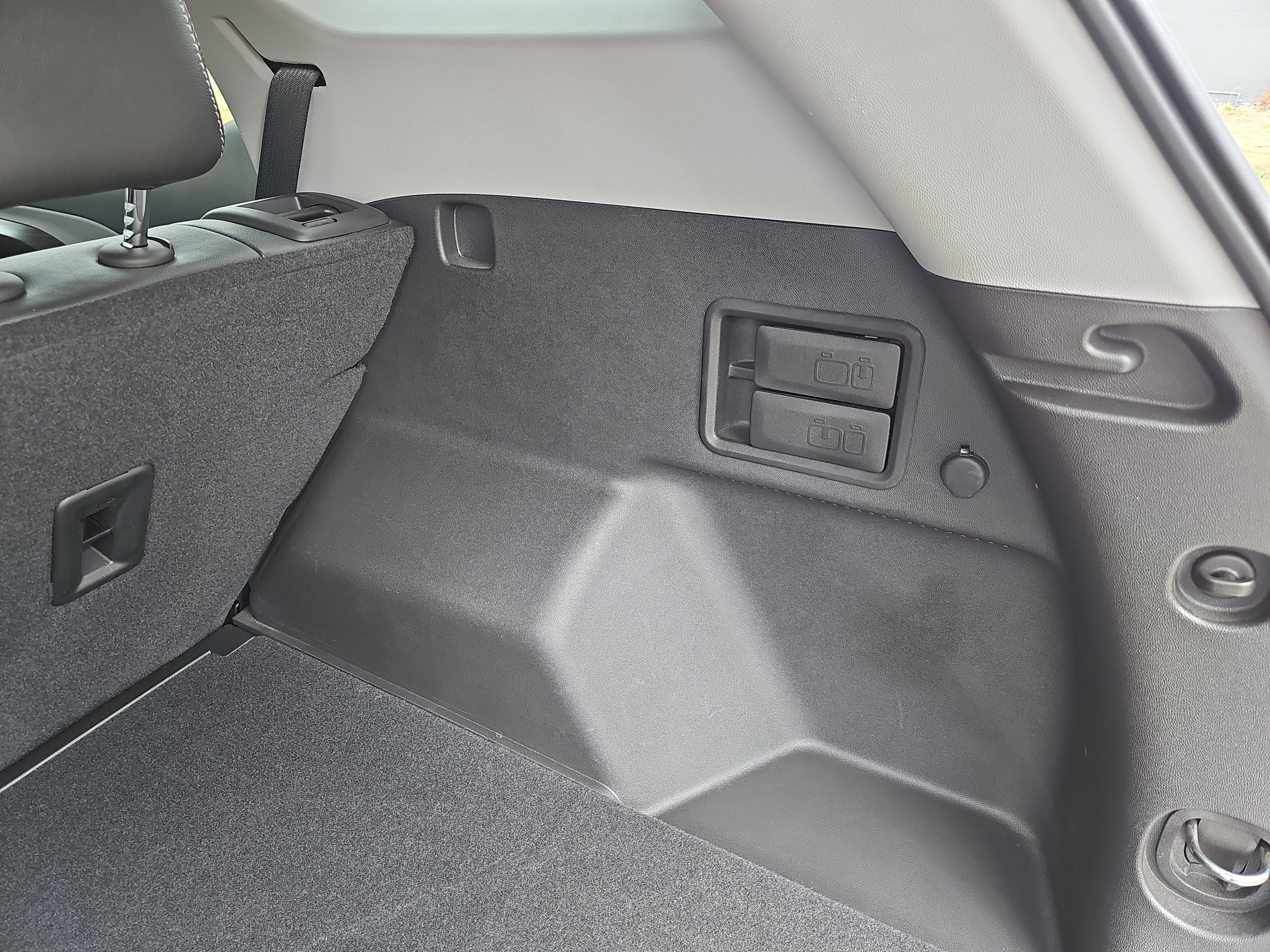 Used 2024 GMC Terrain SLT w/ LPO, Floor Liner Package image 11