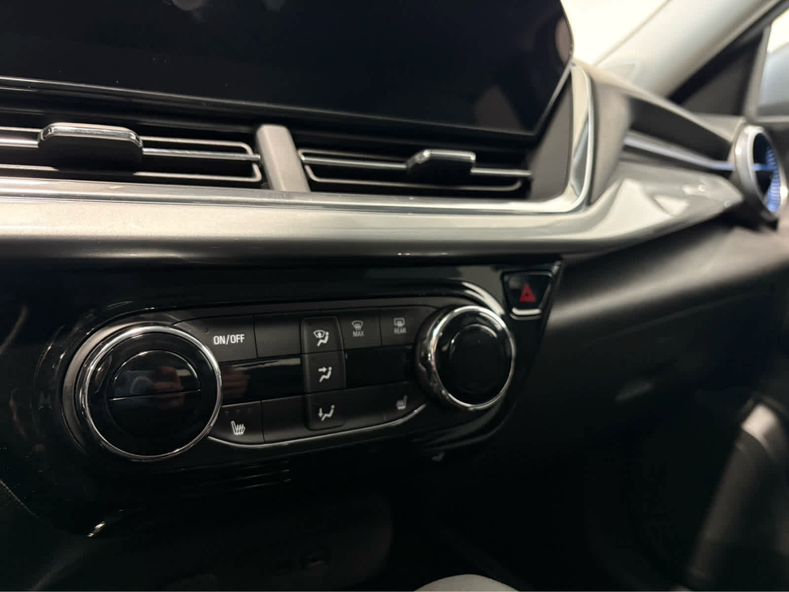 Certified 2025 Chevrolet Trax LT w/ LT Convenience Package image 21