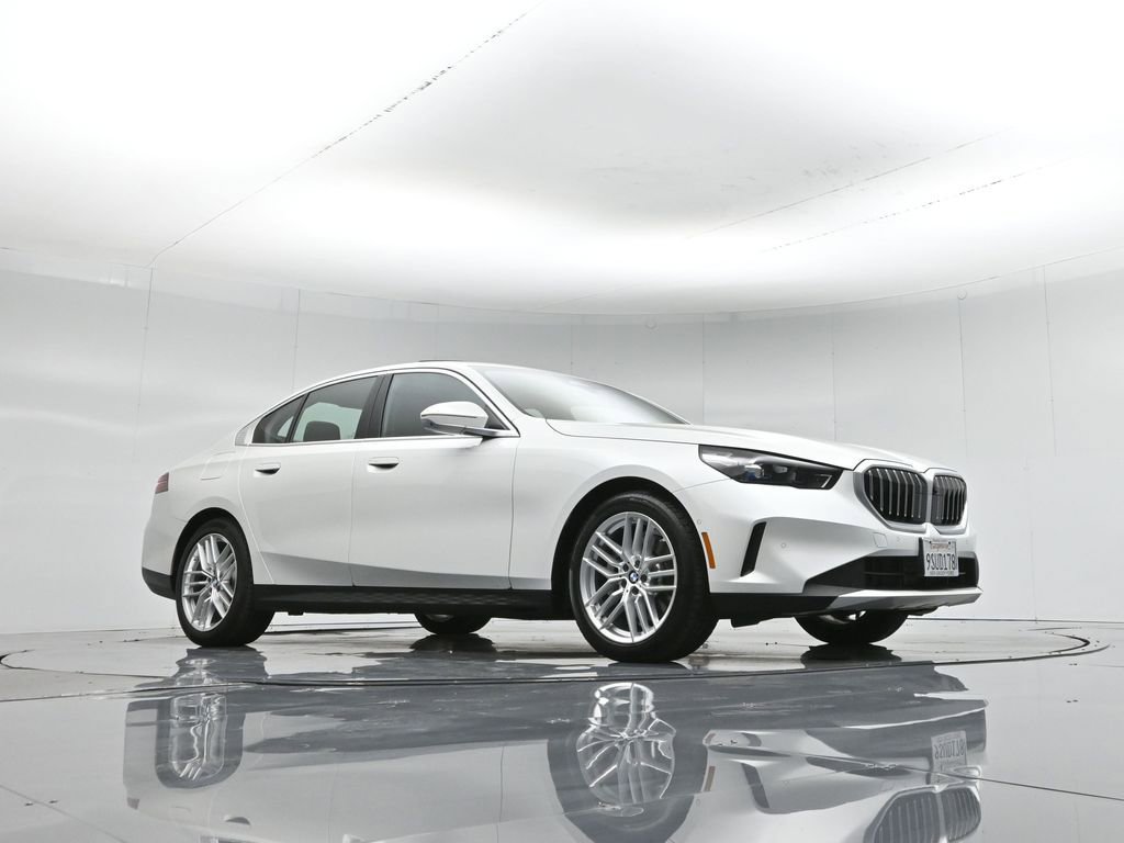 Used 2025 BMW 530i xDrive w/ Premium Package image 4