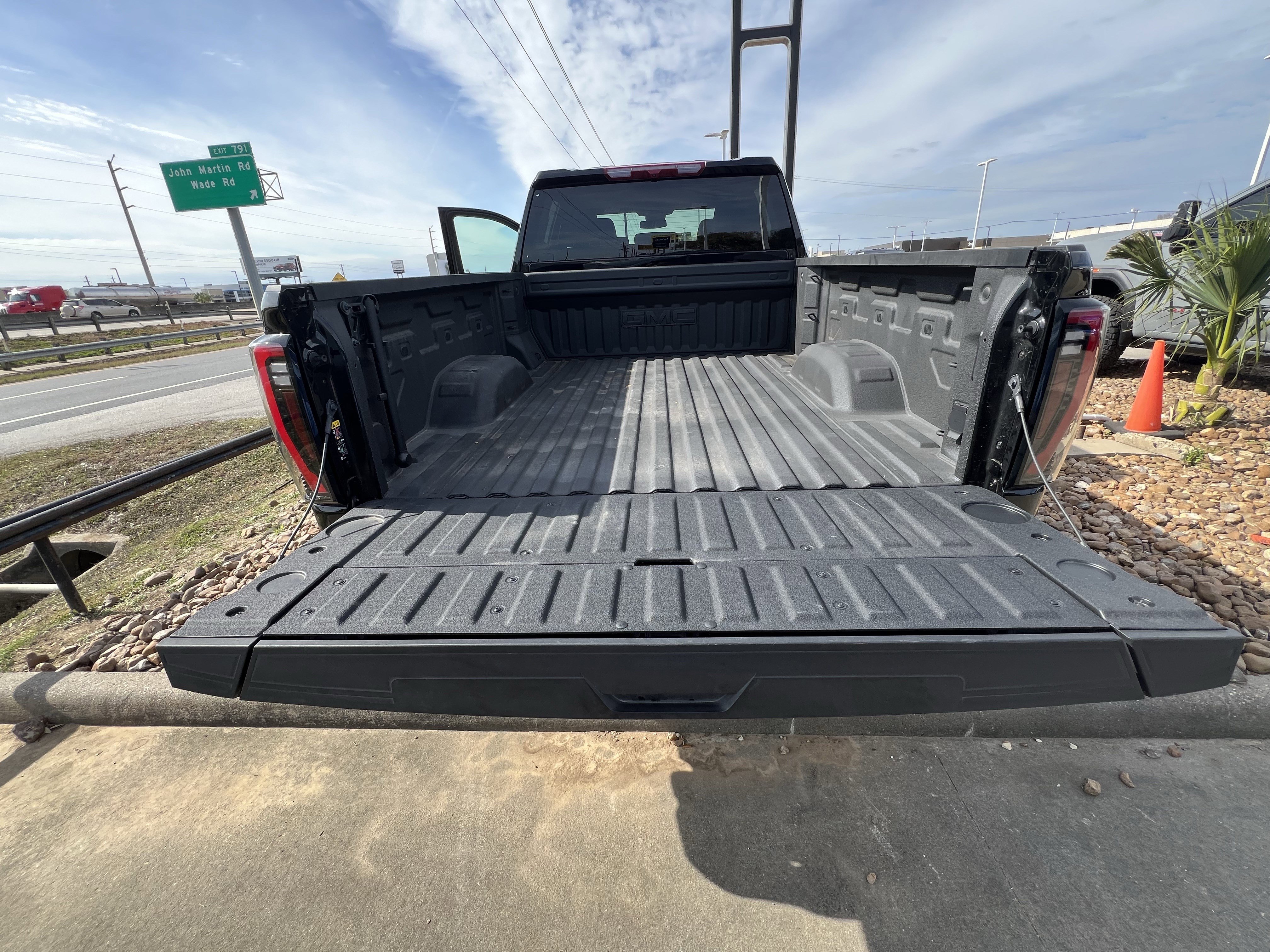 Used 2025 GMC Sierra 2500 AT4 image 28
