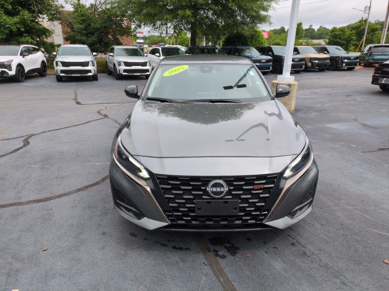 Used 2025 Nissan Altima 2.5 SR FWD image 2