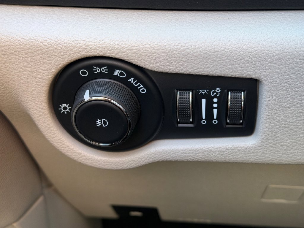 Used 2024 Chrysler Pacifica Touring-L FWD image 38