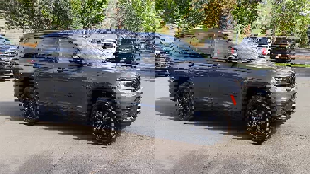 New 2025 Jeep Grand Cherokee L Laredo image 2