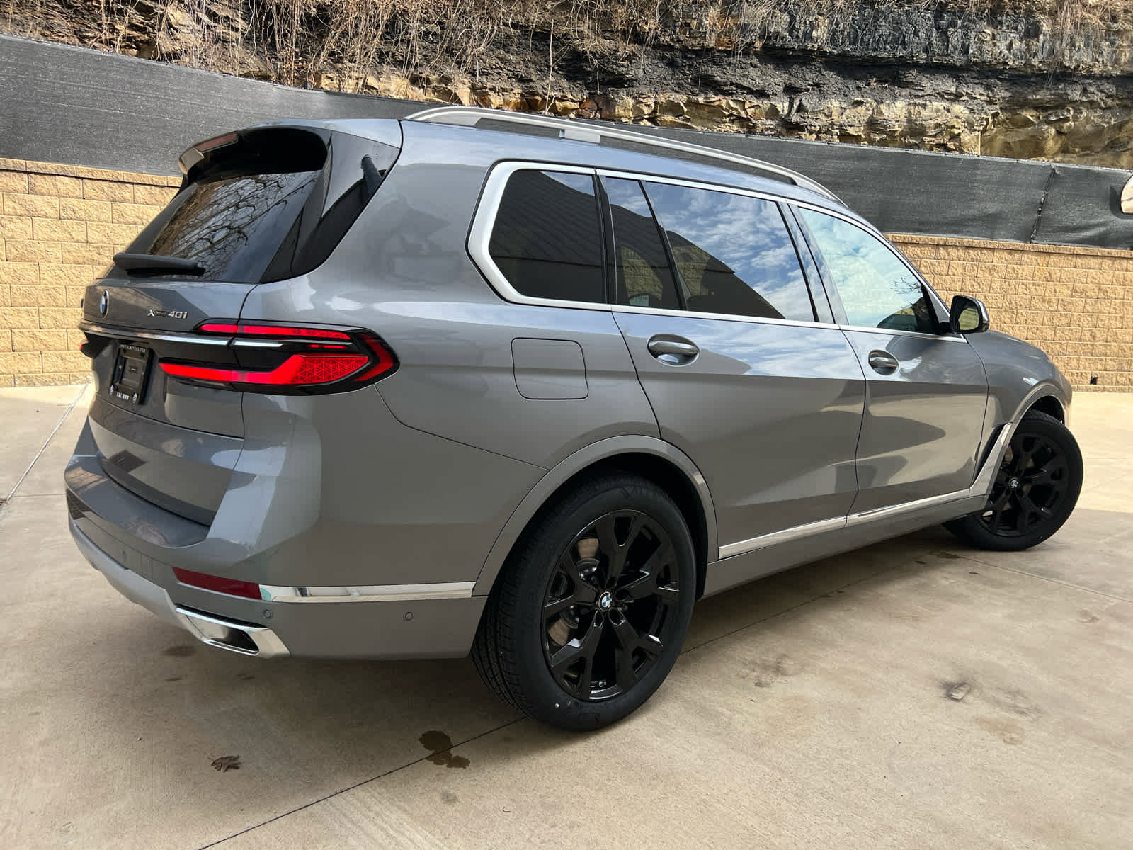 Used 2025 BMW X7 xDrive40i w/ Premium Package AWD/4WD image 3