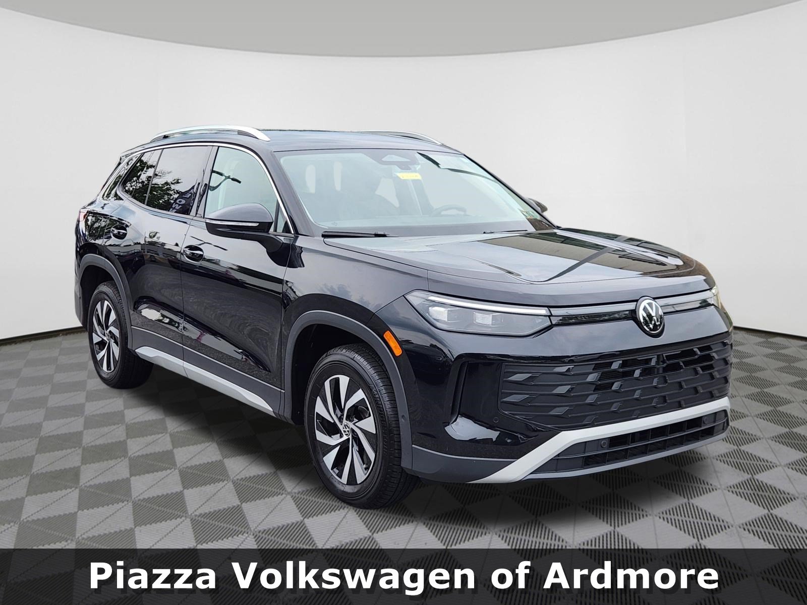 Used 2025 Volkswagen Tiguan S AWD/4WD image 1
