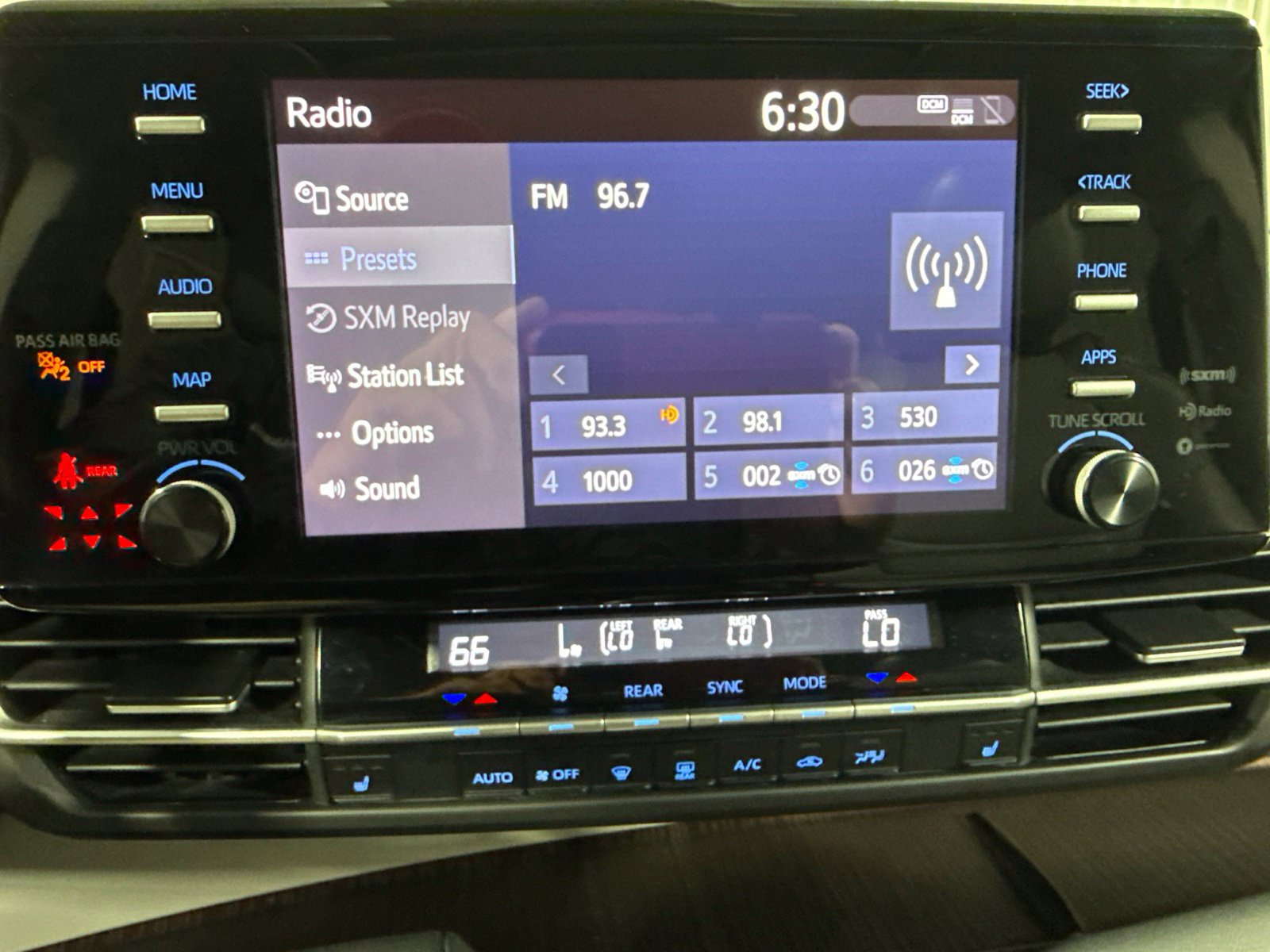 Used 2024 Toyota Sienna XLE FWD image 33