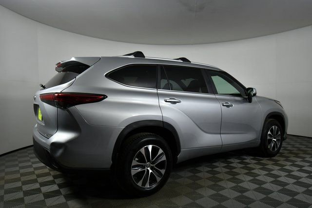 Used 2023 Toyota Highlander XLE image 10
