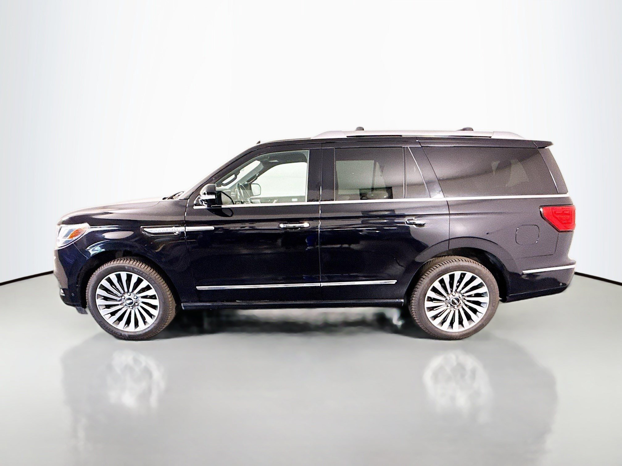 Used 2019 Lincoln Navigator Reserve w/ Cargo Package AWD/4WD image 6
