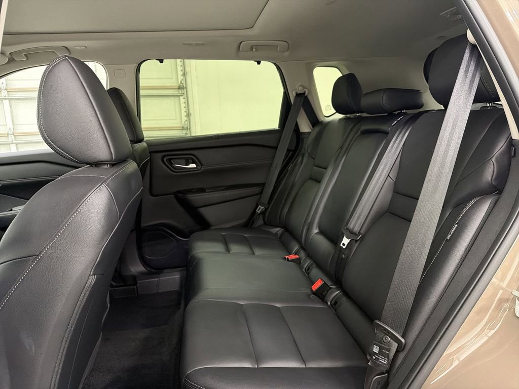 Certified 2025 Nissan Rogue SL w/ Tech Package FWD image 18